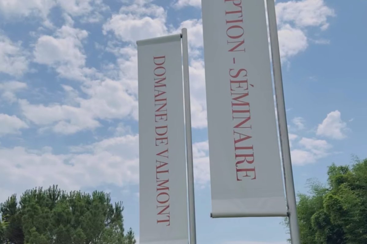 Drapeaux & oriflammes installés — Domaine de Valmont