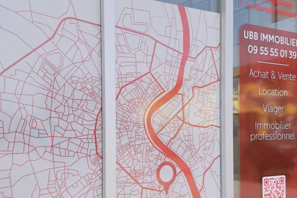 Vitrophanie « plan de ville » posée sur une vitrine d'agence immobilière — Bordeaux