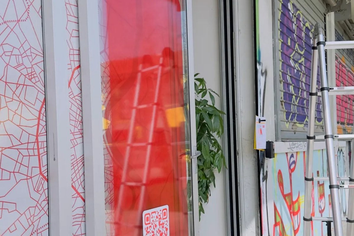 Pose de vitrophanie en cours sur une vitrine de commerce — Bordeaux