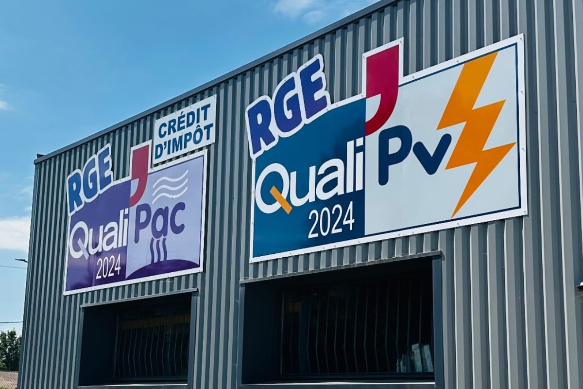 Panneaux Alu Dibond posés en façade — secteur photovoltaïque