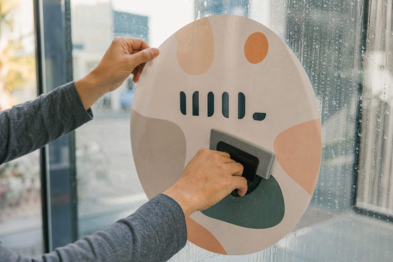 Coller un sticker sans bulles : la méthode qui marche vraiment